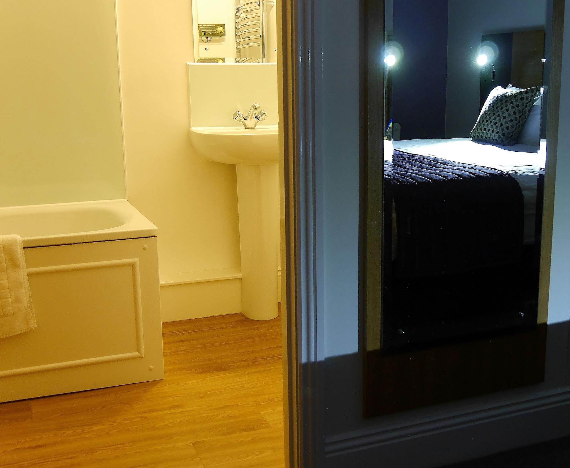 The Corner House Hotel Тонтон Экстерьер фото