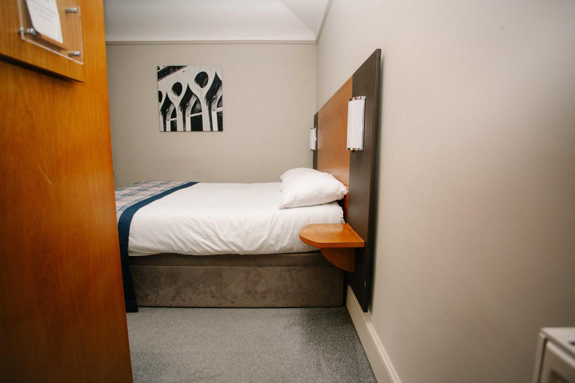 The Corner House Hotel Тонтон Экстерьер фото